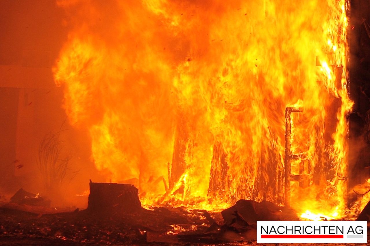 Großbrand bei EMCO in Hallein: 300 Feuerwehrleute im Einsatz!