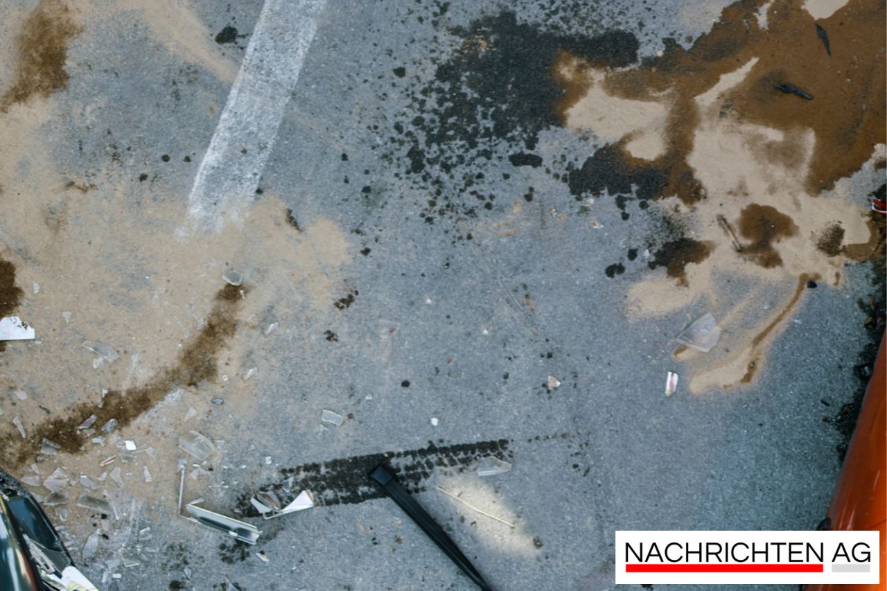 Schock auf der L97: 20-Jähriger überschlägt sich nach Kreisverkehr-Unfall